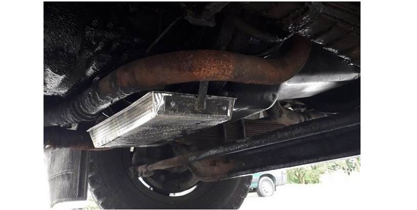 утечка масла неисправного грузовика